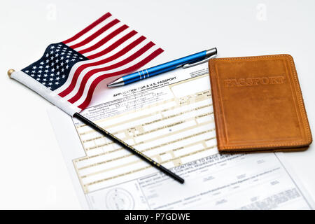 Fairfax, USA - 11. April 2018: US-Außenministerium Anwendung für uns, amerikanischen Pass auf Tabelle mit Pen, Flagge und Pass Fall, Abdeckung Stockfoto