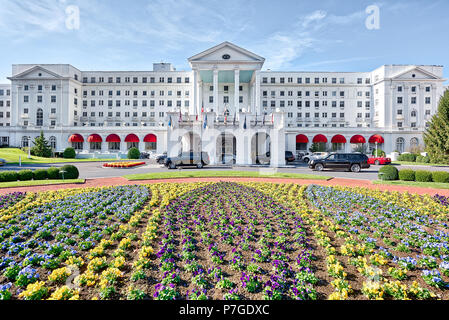 White Sulphur Springs, USA - 20. Oktober 2017: Greenbrier Hotel Resort außen Eingang mit angelegten Blumen, Rasen, Autos, West Virginia Stockfoto