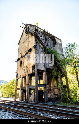 Abgebrochene Retro Vintage konkrete Laden empfangenden Terminal Gebäude Exterieur in Thurmond, West Virginia Ghost Town verfallenden Struktur Wände, win Stockfoto