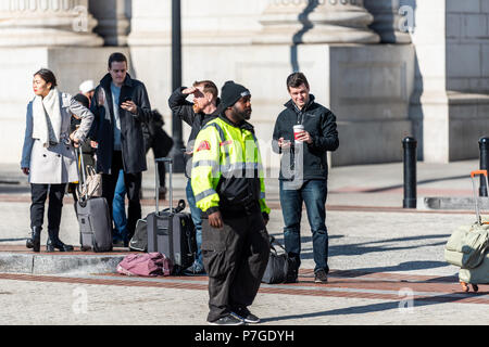 Washington DC, USA - November 23, 2017: Union Station am Columbus Circle, Parkwächter, Menschen mit Gepäck anreisen, Gepäcktaschen, stehend, Wai Stockfoto