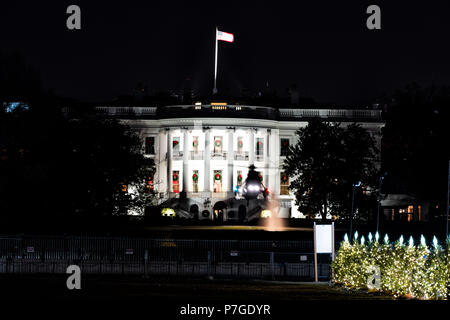 Washington DC, USA - Dezember 28, 2017: National Mall Weihnachtsbaum während der dunklen Nacht beleuchtet, Marine ein Hubschrauber landen und Weißes Haus mit Stockfoto