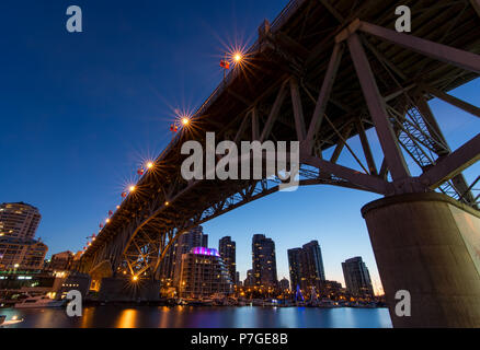 Granville Island Bridge in Vancouver von unten in einer klaren Nacht Stockfoto