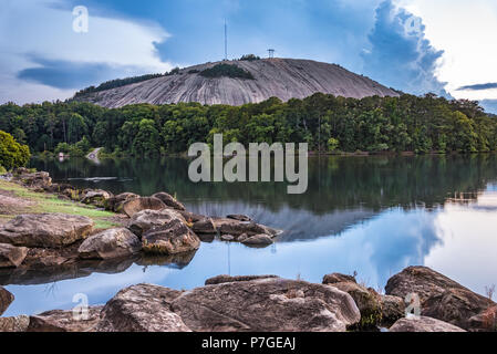 Malerische Aussicht von Stone Mountain in Stone Mountain Lake in Atlanta, Georgia Stone Mountain Park. (USA) Stockfoto