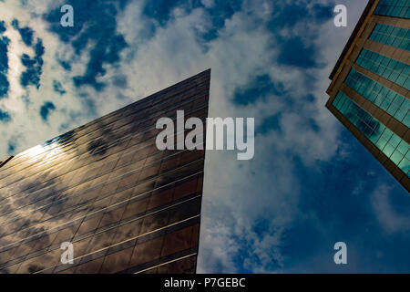 Wolkenkratzer mit Reflexionen von vereinzelten Wolken in Downtown Boise an einem sonnigen Nachmittag. Boise, Idaho, USA. Stockfoto