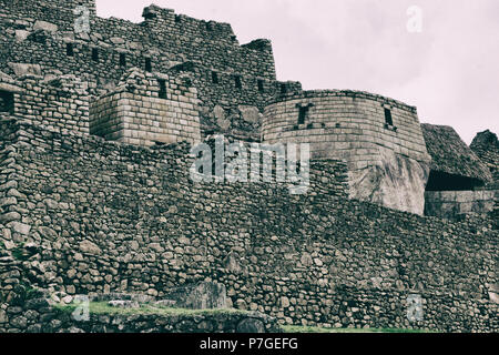 Stein magische antiken Ruinen entlang der gepflasterten Weg Inka Trail nach Machu Picchu in Peru. Stockfoto