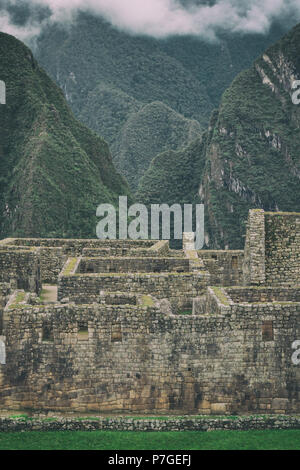 Vertikale Ansicht von Machu Picchu steinerne Ruinen in der wilden Natur der Anden verloren. Peru. Südamerika. Keine Menschen. Stockfoto