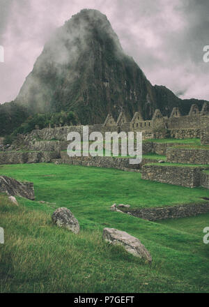 Beginnen Sie den Tag mit einem intensiven Nebel in der Luft in Machu Picchu. Die historische archäologische Stätte in ein geheimnisvolles Ambiente. Schönes Hintergrundbild. Stockfoto