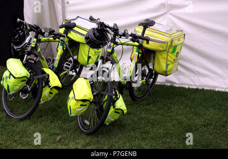 Guildford, England - 28. Mai 2018: Zwei Sanitäter Fahrräder vom St John Ambulance Bewegung, eine freiwillige Erste Hilfe medizinische Organisation Stockfoto