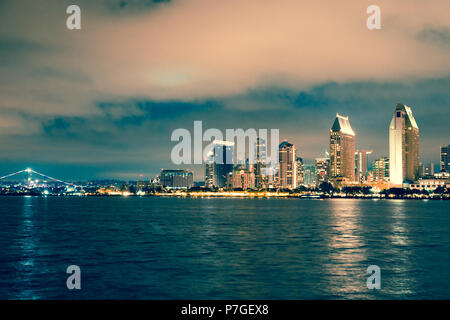 San Diego Skyline mit Strand und Bucht von Coronado gesehen Stockfoto