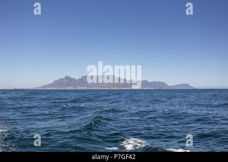 Tafelberg in Kapstadt gesehen von Robben Island Stockfoto