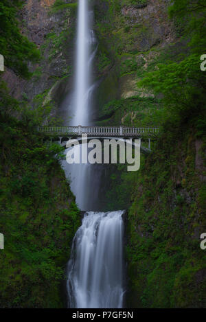 Schöne und majestätische Multnomah Falls, Columbia River Gorge, Oregon, USA Stockfoto