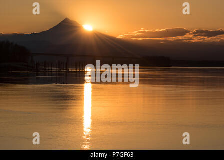 Golden ruhiger Sonnenaufgang über Mt Hood und der Columbia River, Pazifischer Nordwesten Usa Stockfoto