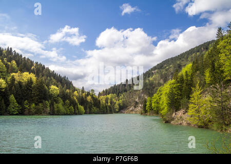 Zaovine See in Serbien, der an einem sonnigen Nachmittag mit einem blauem Wasser und grüne Wälder aus Pinien. Es ist Teil der Tara Mountain und nationalen Stockfoto