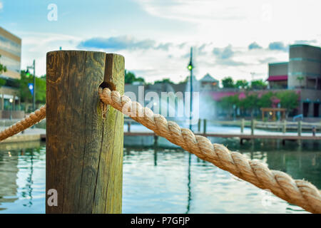 Holz- Säule mit Seil vor Wasserfall und Teich; die Shoppes at University Place, Charlotte, NC Stockfoto