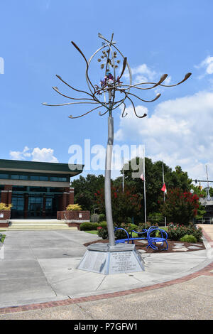 Ein Spider Lily Skulptur auf der Uferpromenade in New Bern, North Carolina, USA. Stockfoto