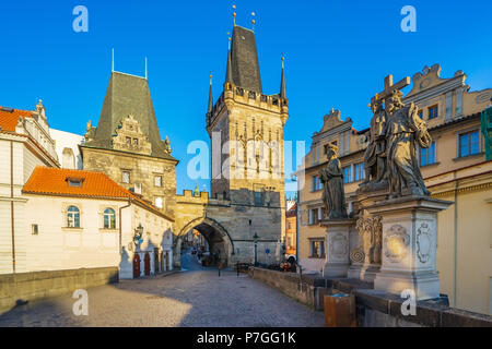 Sunrise mit Turm der Karlsbrücke in Prag, Tschechien. Stockfoto