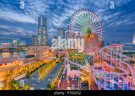 Yokohama, Japan die Skyline in der Dämmerung in Richtung Minato Mirai Bezirk. Stockfoto