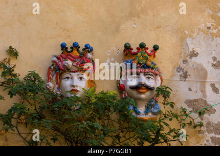 Dunkel Braun Epilierkopf aus Keramik auf der Ragusa Ibla Wand, Sizilien, Italien Stockfoto
