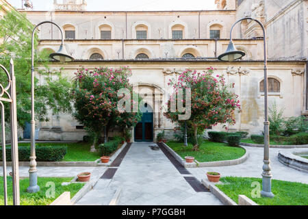 Seite Eingang der Kirche von San Giovanni Battista in Ragusa, Sizilien, Italien Stockfoto