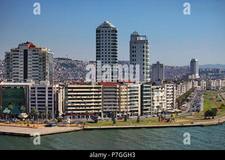 IZMIR, Türkei - 22. Juni 2011: Panoramablick auf Izmir Waterfront, Türkei Stockfoto