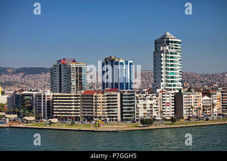 IZMIR, Türkei - 26. Juni 2015: Panoramablick auf Izmir Waterfront, Türkei Stockfoto