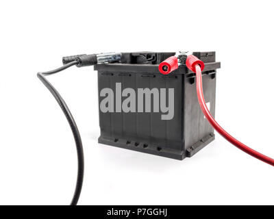 Rote Autoklammer, die an einer schwarzen 12-V-Autobatterie am positiven  Anschluss befestigt ist. Nahaufnahme auf Weiß Stockfotografie - Alamy