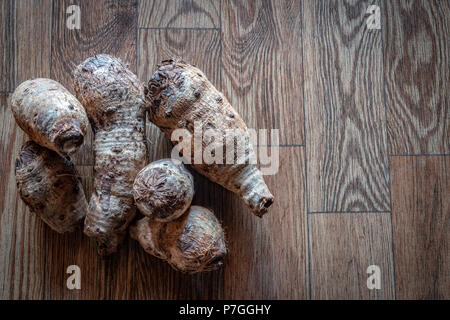 Taro Wurzelgemüse wie Dasheen in Jamaika bekannt, frisch aus dem Boden geerntet, auf Hintergrund isoliert, kopieren Raum Text Stockfoto