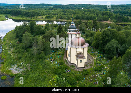 Blick von oben auf die Orthodoxe Kirche der Auferstehung und Vazhinka River. Kurpovo Dorf in Vazhinsky städtische Siedlung von Podporozhsky Bezirk Leningra Stockfoto