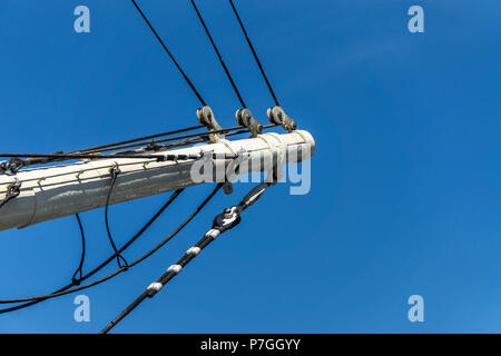 Bugspriet oder vorderen Mast eines Segelschiffes mit festen Rigging im Hamburger Hafen Stockfoto