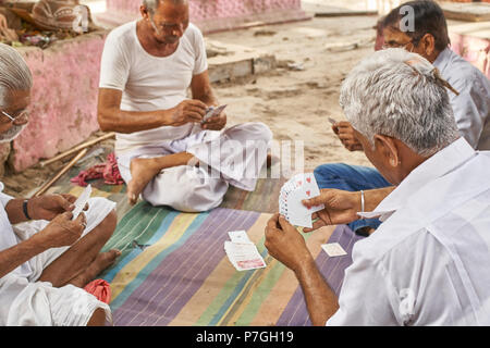 Eine Gruppe alter Männer spielen Karten am Nachmittag Sommer Hitze in Pushkar, Indien. Stockfoto