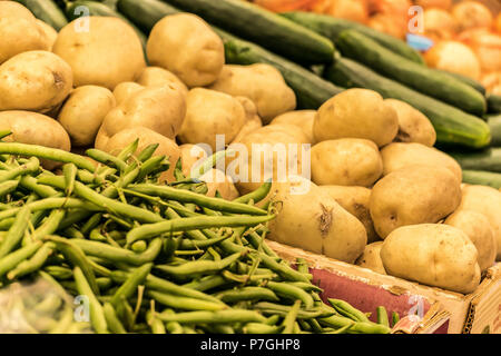 Grüne Bohnen, irische Kartoffeln, Gurken, Zwiebeln auf Anzeige zum Verkauf an ein Bauernmarkt in Kanada Stockfoto