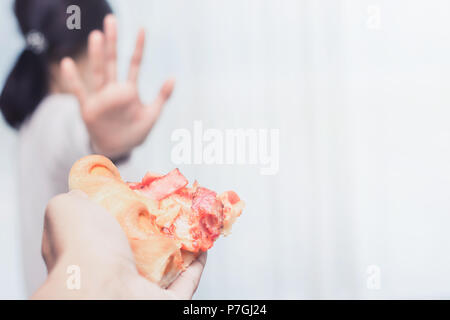 Asiatische Frau auf dem Nähren für gute Gesundheit Konzept. Sagen keine Pizza und Junk Food. Stockfoto