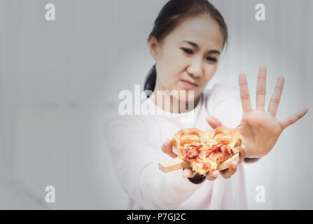 Asiatische Frau auf dem Nähren für gute Gesundheit Konzept. Sagen keine Pizza und Junk Food. Stockfoto