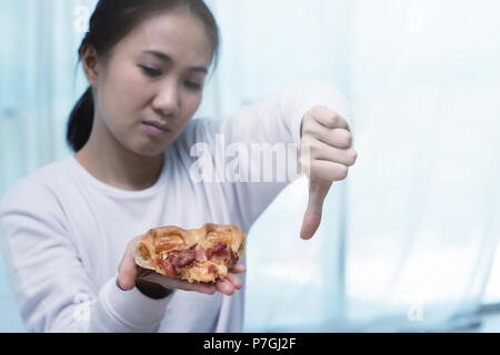 Asiatische Frau auf dem Nähren für gute Gesundheit Konzept. Sagen keine Pizza und Junk Food. Stockfoto