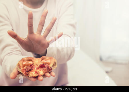 Asiatische Frau auf dem Nähren für gute Gesundheit Konzept. Sagen keine Pizza und Junk Food. Stockfoto