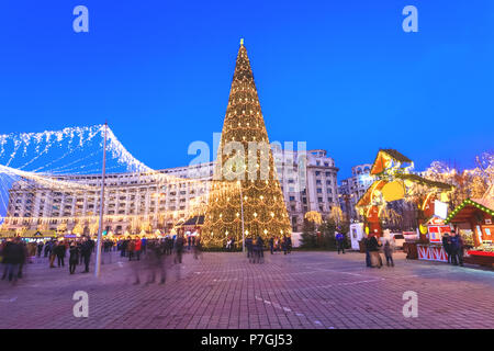 Weihnachtsbaum im Winter Urlaub von Bukarest. Die Menschen feiern Weihnachten im Freien auf dem Hauptplatz der Hauptstadt Stockfoto