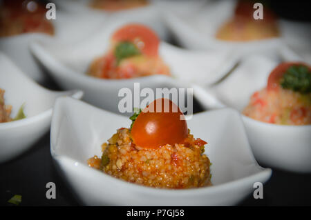 Couscous Salat mit tomatenscheiben als Starter in einem Restaurant serviert. Stockfoto