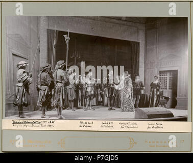 August Palme som Hertig Karl, Georg Skånberg som Erik XIV, Valborg Holmlund som Karin Månsdotter & Bodensee Byström som Karins tärna ich Karin Månsdotter, Dramatiska Teatern 1899. Akt IV 228 Karin Månsdotter, Dramatiska Teatern 1899. Föreställningsbild - SMV-H 10 031 Stockfoto