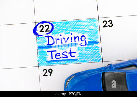 Erinnerung Fahrprüfung im Kalender mit Blue Spielzeugauto. Close-up. Stockfoto