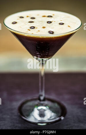 Kaffee Espresso cream Martini Cocktail Glas auf Bar Stockfoto