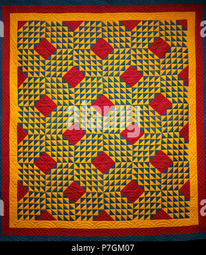 Englisch: Quilt im Museum der schönen Künste, Boston, Massachusetts, USA. Fotografie dieser Ausstellung war ohne Einschränkung erlaubt. Dieses Kunstwerk ist in der Weil der Künstler vor mehr als 70 Jahren starb. 1 Juni 2014, 14:02:16 290 Ocean Waves, Mennoniten, Pennsylvania, 1880 - Museum der Bildenden Künste, Boston - DSC 02675 Stockfoto