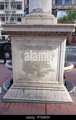 Englisch: Zulassung Tag Denkmal des Bildhauers Douglas Tilden (1860-1935), an der Kreuzung mit der Market Street und Montgomery Street in San Francisco, Kalifornien, USA. Am 5. September 1897 vorgestellt. Dieses Kunstwerk ist in der Weil der Künstler vor mehr als 70 Jahren starb. 28 Juni 2014, 12:59:32 204 Inschrift - Zulassung Tag Denkmal - San Francisco - DSC 03519 Stockfoto