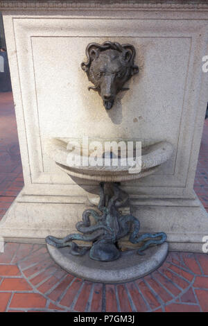 Englisch: Zulassung Tag Denkmal des Bildhauers Douglas Tilden (1860-1935), an der Kreuzung mit der Market Street und Montgomery Street in San Francisco, Kalifornien, USA. Am 5. September 1897 vorgestellt. Dieses Kunstwerk ist in der Weil der Künstler vor mehr als 70 Jahren starb. 28 Juni 2014, 12:59:43 161 Brunnen mit Bär und Octopus - Zulassung Tag Denkmal - San Francisco - DSC 03521 Stockfoto