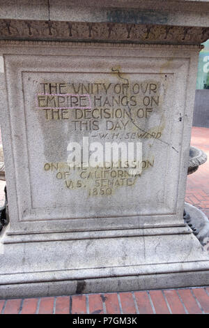 Englisch: Zulassung Tag Denkmal des Bildhauers Douglas Tilden (1860-1935), an der Kreuzung mit der Market Street und Montgomery Street in San Francisco, Kalifornien, USA. Am 5. September 1897 vorgestellt. Dieses Kunstwerk ist in der Weil der Künstler vor mehr als 70 Jahren starb. 28 Juni 2014, 12:59:56 204 Inschrift - Zulassung Tag Denkmal - San Francisco - DSC 03523 Stockfoto