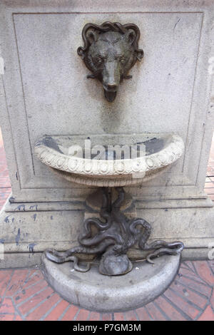 Englisch: Zulassung Tag Denkmal des Bildhauers Douglas Tilden (1860-1935), an der Kreuzung mit der Market Street und Montgomery Street in San Francisco, Kalifornien, USA. Am 5. September 1897 vorgestellt. Dieses Kunstwerk ist in der Weil der Künstler vor mehr als 70 Jahren starb. 28 Juni 2014, 13:00:08 161 Brunnen mit Bär und Octopus - Zulassung Tag Denkmal - San Francisco - DSC 03525 Stockfoto