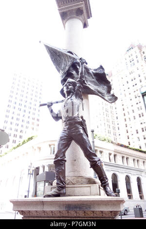 Englisch: Zulassung Tag Denkmal des Bildhauers Douglas Tilden (1860-1935), an der Kreuzung mit der Market Street und Montgomery Street in San Francisco, Kalifornien, USA. Am 5. September 1897 vorgestellt. Dieses Kunstwerk ist in der Weil der Künstler vor mehr als 70 Jahren starb. 28 Juni 2014, 13:00:48 160 Flagge Waver-Zulassung Tag Denkmal - San Francisco - DSC 03527 Stockfoto