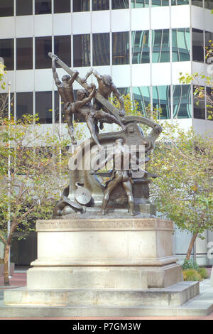 Englisch: Mechanik Denkmal von Douglas Tilden (1860-1935), an der Kreuzung von Markt, Bush und Batterie Straßen in San Francisco, Kalifornien, USA. Am 15. Mai 1901 eingeweiht. Es war ursprünglich auf die Donahue Memorial Fountain, wie es von Geschäftsmann James Mervyn Donahue finanziert wurde aufgerufen werden. Dieses Kunstwerk ist in der Weil der Künstler vor mehr als 70 Jahren starb. 28 Juni 2014, 13:06:31 265 Mechanik Denkmal von Douglas Tilden - San Francisco, CA - DSC 03536 Stockfoto