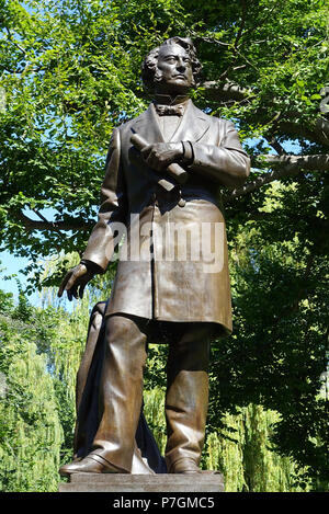 Englisch: Charles Sumner Statue von Thomas Kugel, in Boston Public Garden, Boston, Massachusetts, USA. Dieses Kunstwerk ist in der Weil der Bildhauer vor mehr als 70 Jahren starb. 30 August 2014, 11:01:38 89 Charles Sumner Statue in Boston Public Garden - DSC 08115 Stockfoto