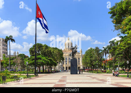 Statue und Gedenkstätte von Jose Marti mit Museum der Revolution im Hintergrund, Plaza 13 de Marzo, Havanna, Kuba Stockfoto