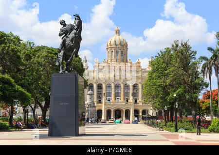 Statue und Gedenkstätte von Jose Marti mit Museum der Revolution im Hintergrund, Plaza 13 de Marzo, Havanna, Kuba Stockfoto